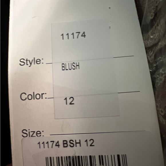 MAC DUGGAL
Floral Lace Gown - Picture 5 of 9